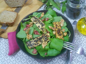 une salade protéinée au tofu